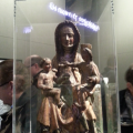 Hier das Photo der Besucherin. Buchstaben gespiegelt in einer Madonna