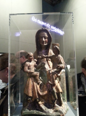 Hier das Photo der Besucherin. Buchstaben gespiegelt in einer Madonna
